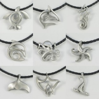 Pendentif en étain avec cordon noir